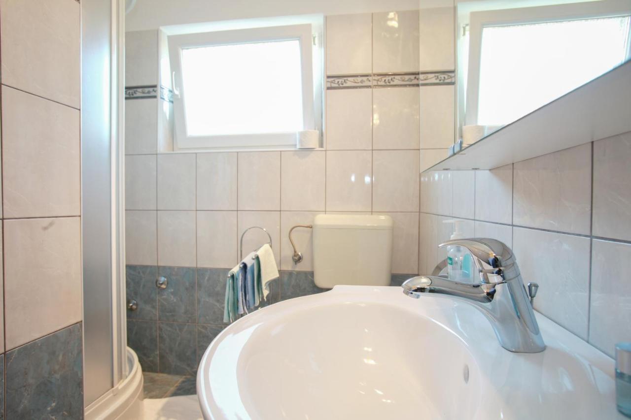 Rooms & Apartment Albina Baška Extérieur photo